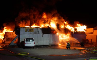 Alarmstufe 2 bei Großbrand einer Firmenhalle in Pasching sorgt für Einsatz von elf Feuerwehren
