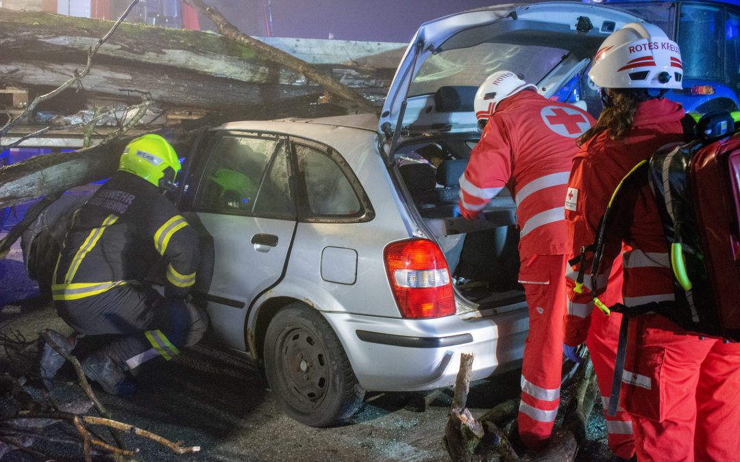 Schwerer Verkehrsunfall als fordernde Einsatzübung für Rettung und Feuerwehr