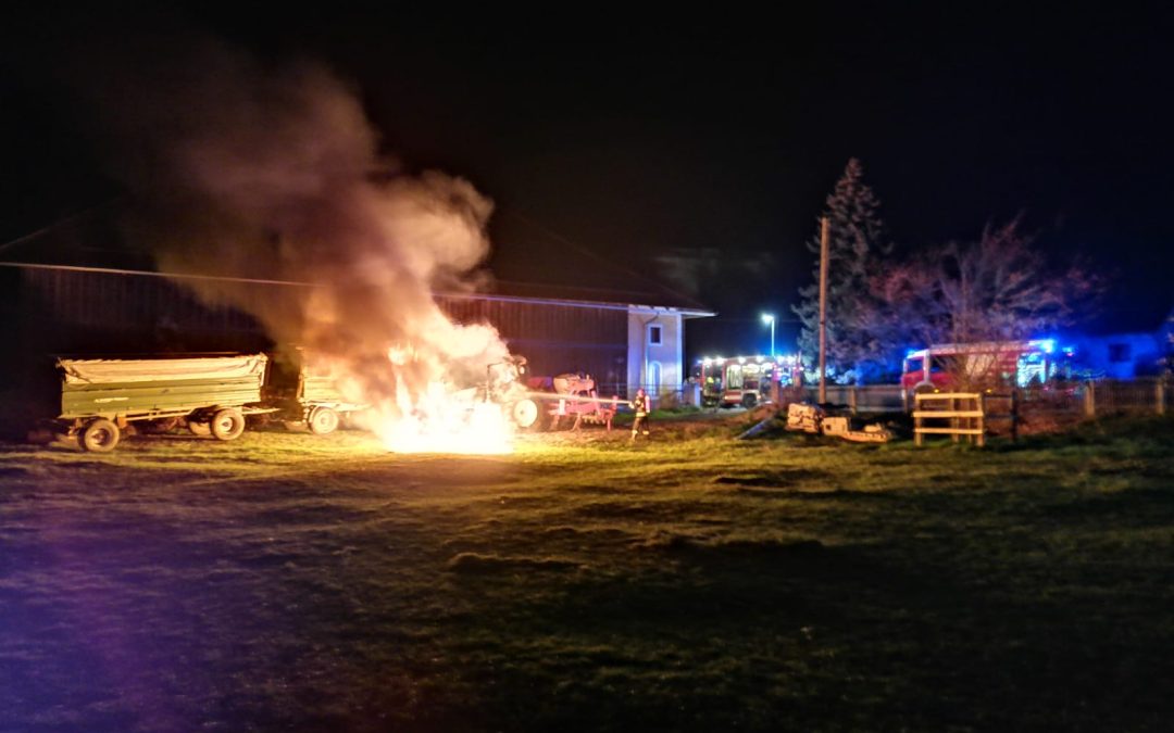 Traktorvollbrand im Ortszentrum Pasching